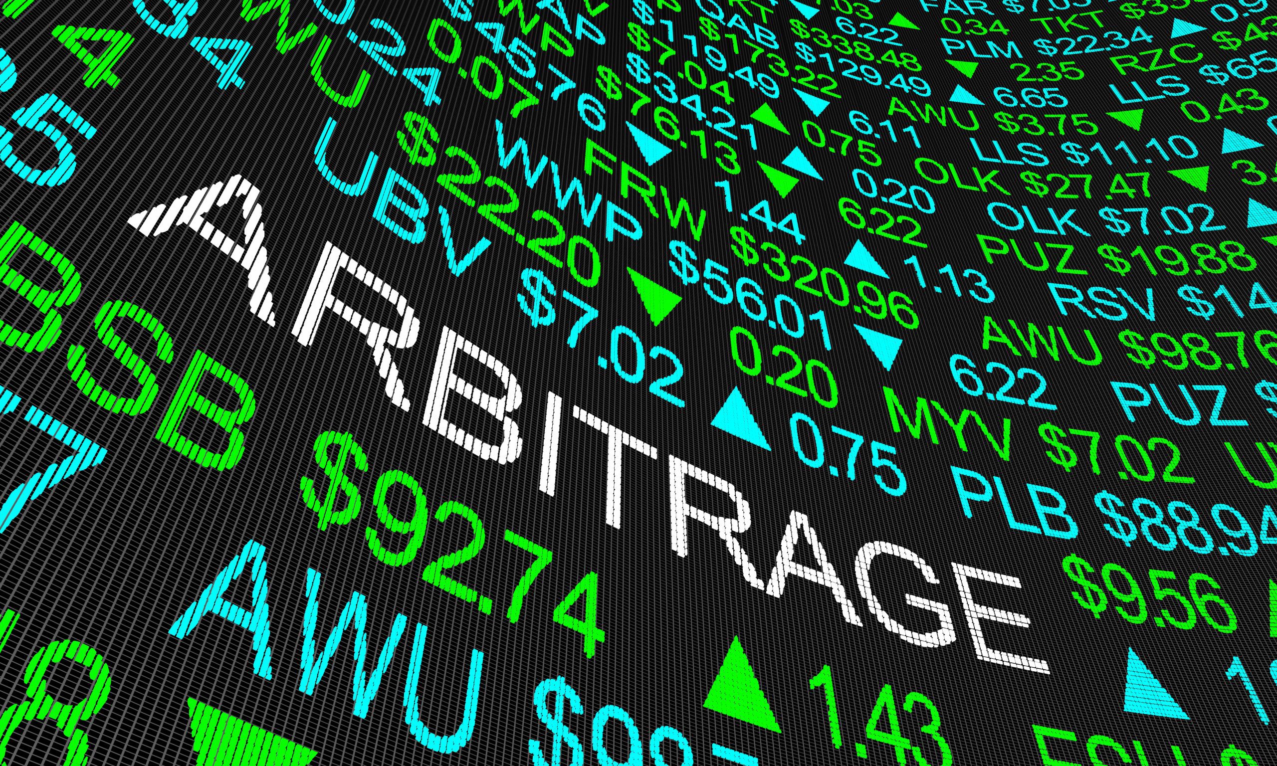 Eine Börsen-Tafel mit verschiedenen Werten. Mittig ist in weißen Buchstaben das Wort "Arbitrage" zu lesen.