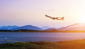 Flugzeug setzt zum Steigflug an.