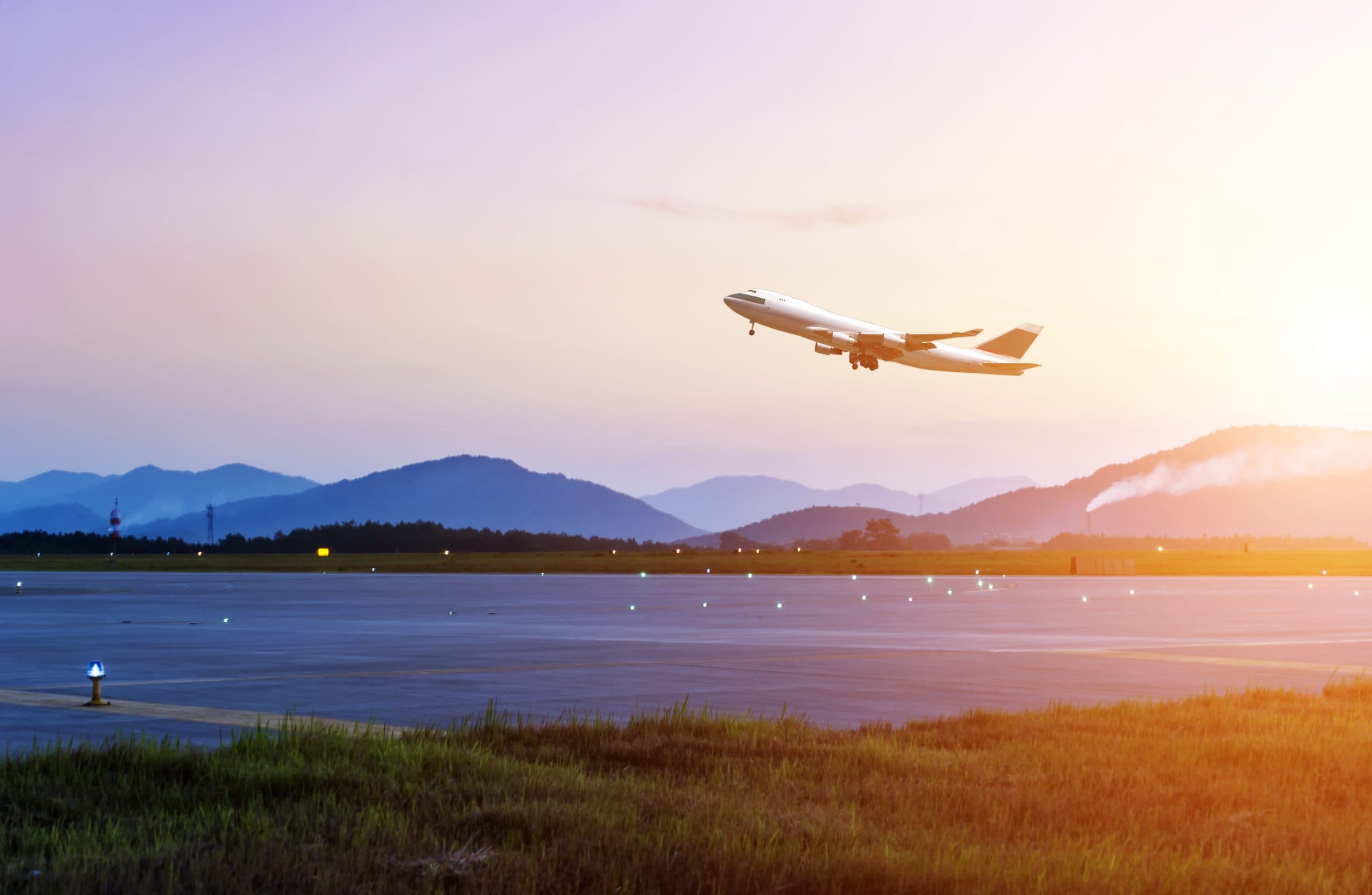 Flugzeug setzt zum Steigflug an.