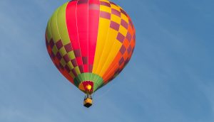 Heißluftballon in luftigen Höhen – Symbolbild Theta-Kurs