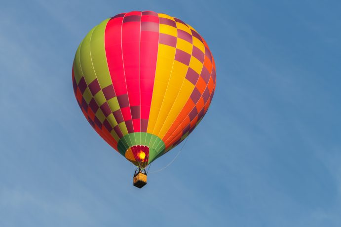 Heißluftballon in luftigen Höhen – Symbolbild Theta-Kurs