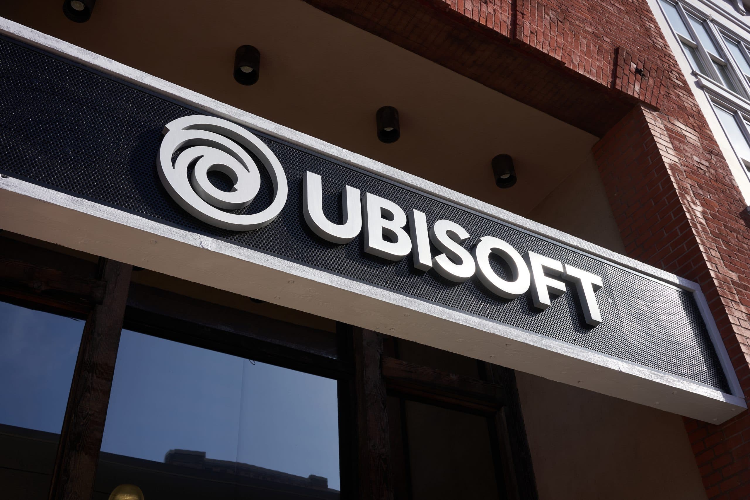 Das Ubisoft-Logo vor der Ziegel-Fassade einer Zweigstelle in San Francisco.