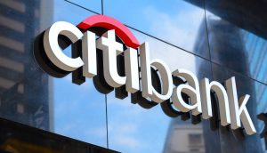 Das Logo der Citibank auf einer gläsernen Gebäude-Fassade.