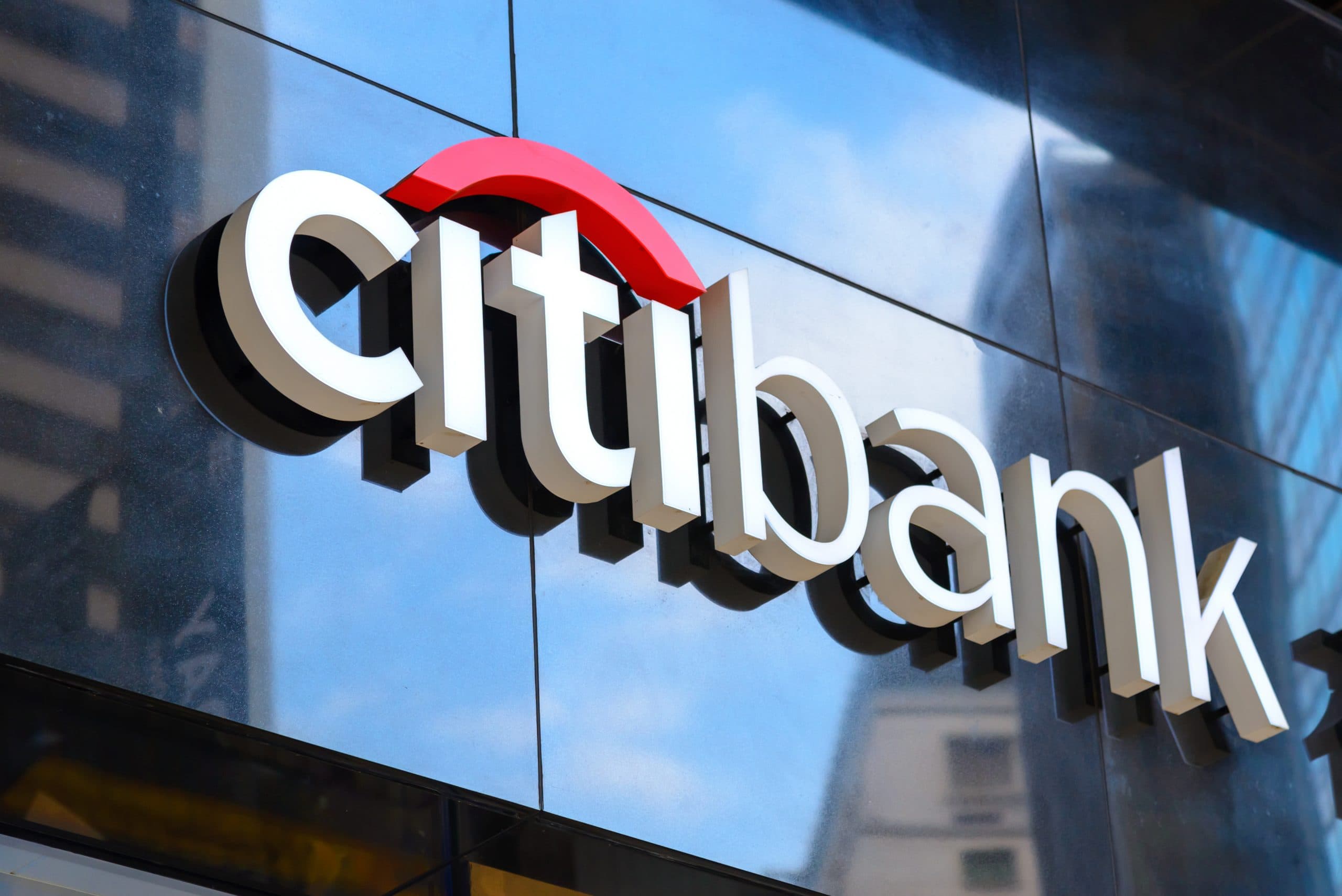 Das Logo der Citibank auf einer gläsernen Gebäude-Fassade.