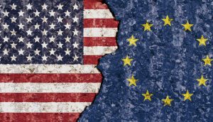 USA gegen Europa, beide Fahnen stehen sich gegenüber.