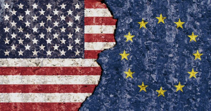 USA gegen Europa, beide Fahnen stehen sich gegenüber.