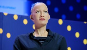 "Sophia the Robot" steht auf einer Bühne.