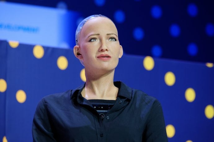 "Sophia the Robot" steht auf einer Bühne.