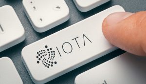 Eine weiße Computer-Tastatur, bei der auf der "Entertaste" IOTA steht.