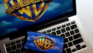Warner-Logo auf Laptop und Smartphone