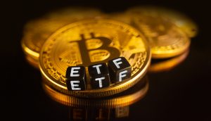 Bitcoin ETF wird durch Bitcoin Münze und Würfel dargestellt.