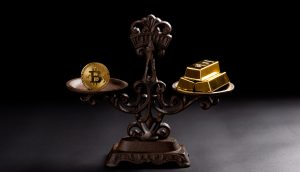 Gold und Bitcoin auf der Waage.