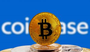 Bitcoin-Münze vor Coinbase-Logo
