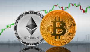Bitcoin-Münze und Ethereum-Münze vor einem Chart