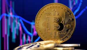 Bitcoin-Münze vor einem Chart