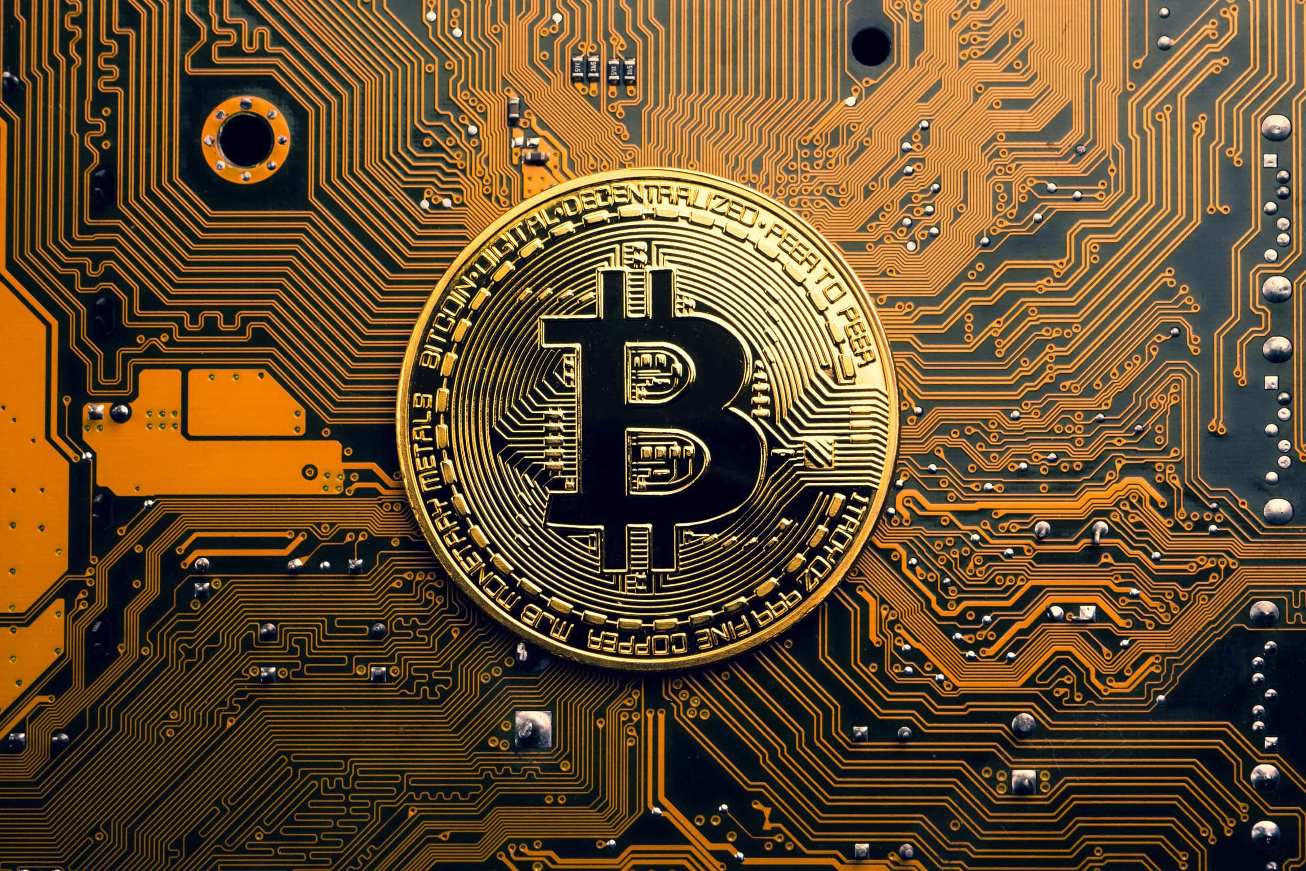 Bitcoin-Münze auf einem Computerchip