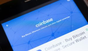 Coinbase-Logo auf einem Smartphone