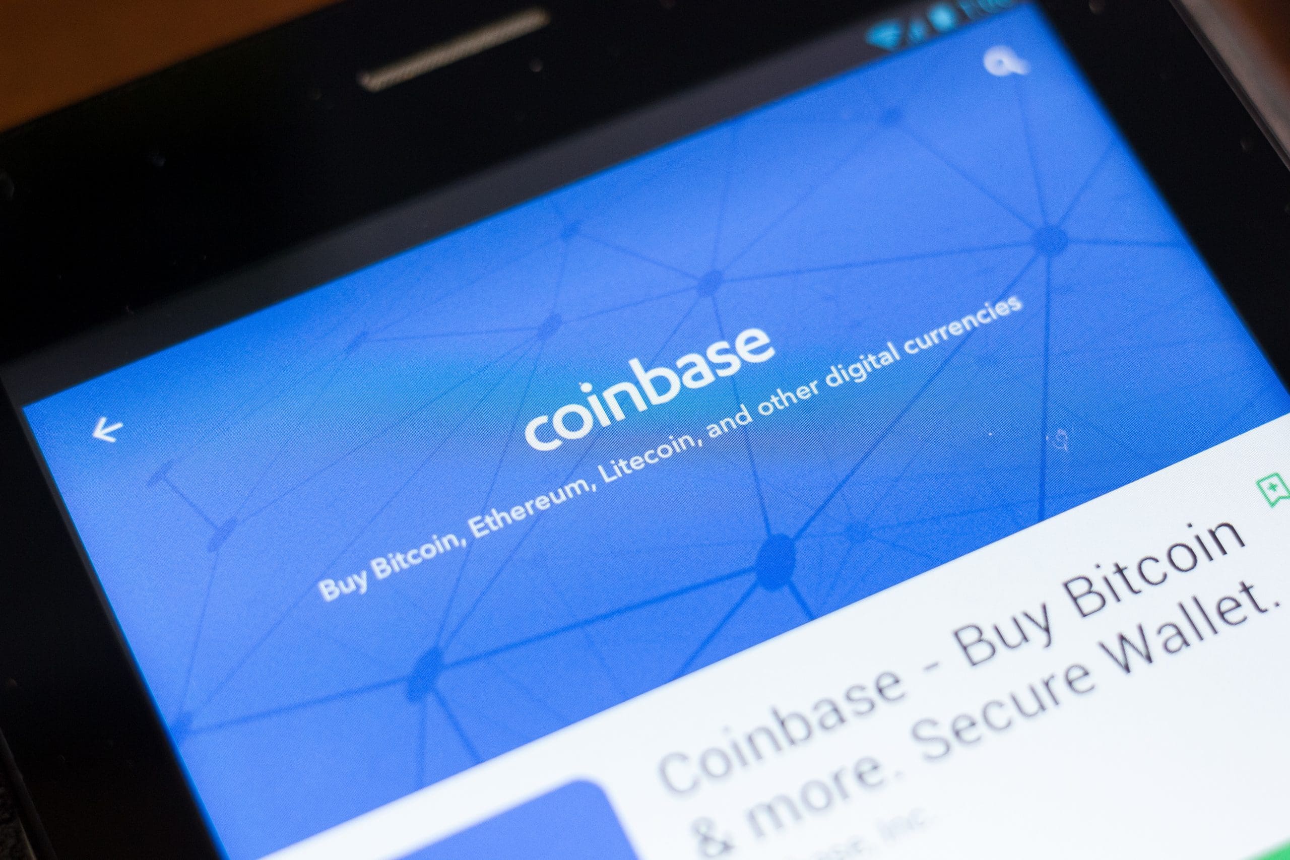 Coinbase-Logo auf einem Smartphone