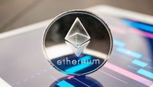 Ethereum-Münze auf einem Smartphone