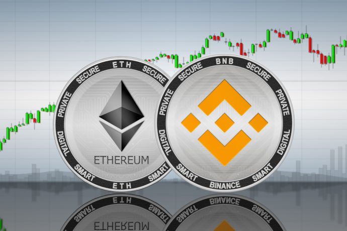 Ethereum-Münze und Binance Coin vor einem Chart