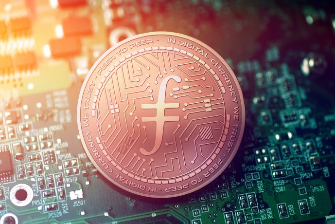 Filecoin-Münze liegt auf einem Computerchip