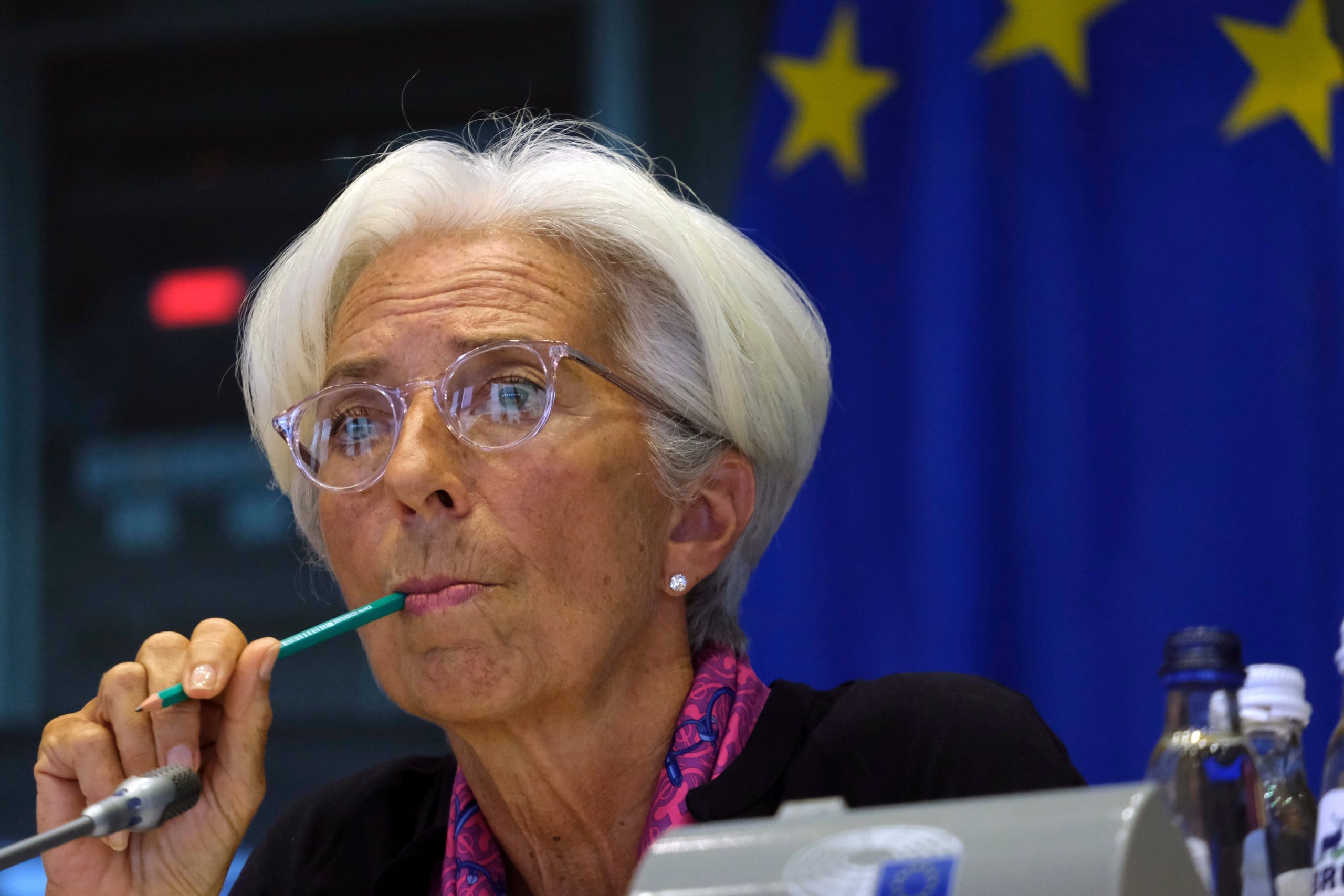 Christine Lagarde knabbert an einem Bleistift