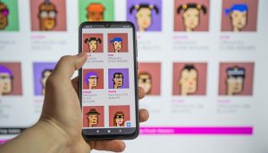 Smartphone mit NFT-Bildern