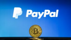 Bitcoin-Münze vor PayPal-Logo
