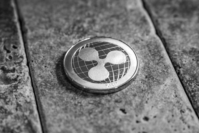 Ripple (XRP)-Münze liegt auf dem Boden