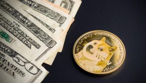 Eine Doge-Münze liegt neben einem Haufen US-Dollar-Scheine.