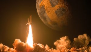 Eine Rakete schießt in den Himmel. Im Hintergrund sieht man den Mond.