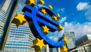 Das Euro-Zeichen vor dem Hauptgebäude der EZB.