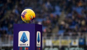 Ein Fußball liegt in Mitten eines Stadions auf einem Podest. Darauf ist das Logo der Serie A zu sehen.