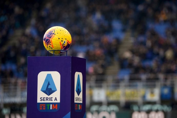 Ein Fußball liegt in Mitten eines Stadions auf einem Podest. Darauf ist das Logo der Serie A zu sehen.