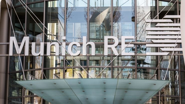 Das Logo der Munich RE vor einer gläsernen Gebäudefassade