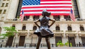 Bronzefigur vor der New York Stock Exchange NYSE