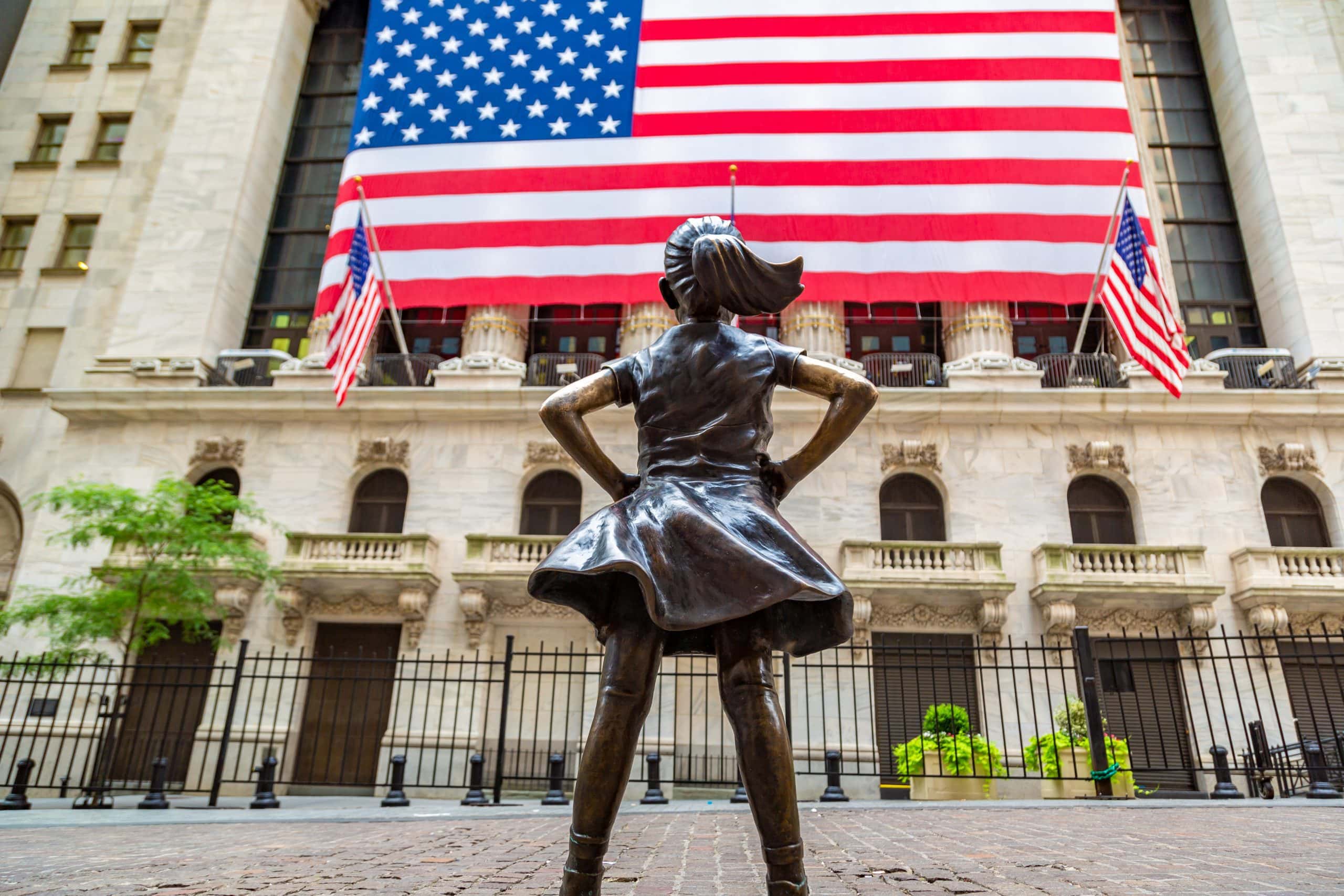 Bronzefigur vor der New York Stock Exchange NYSE