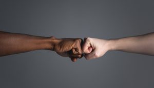 Zwei Männer machen einen Fistbump