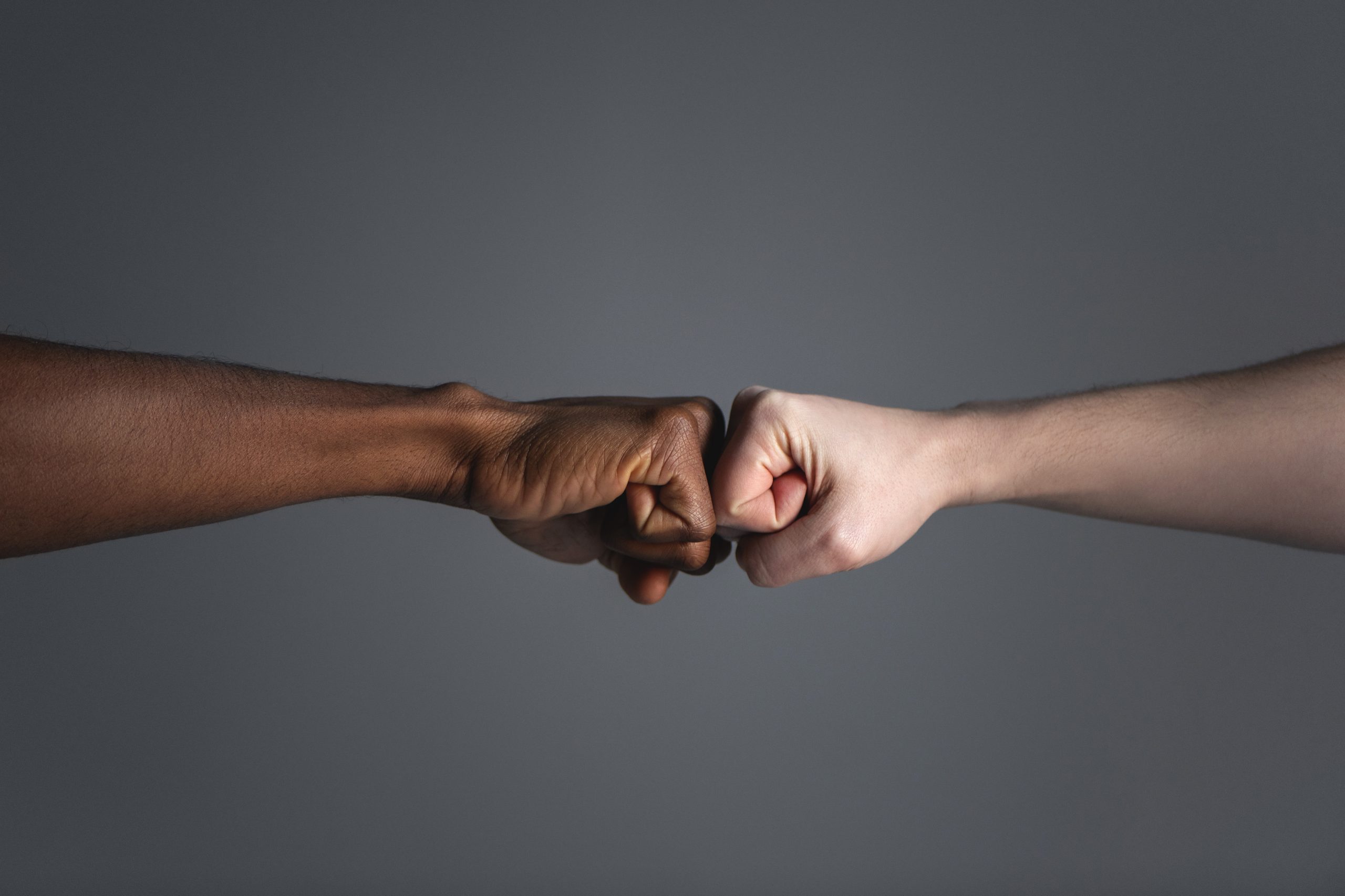 Zwei Männer machen einen Fistbump