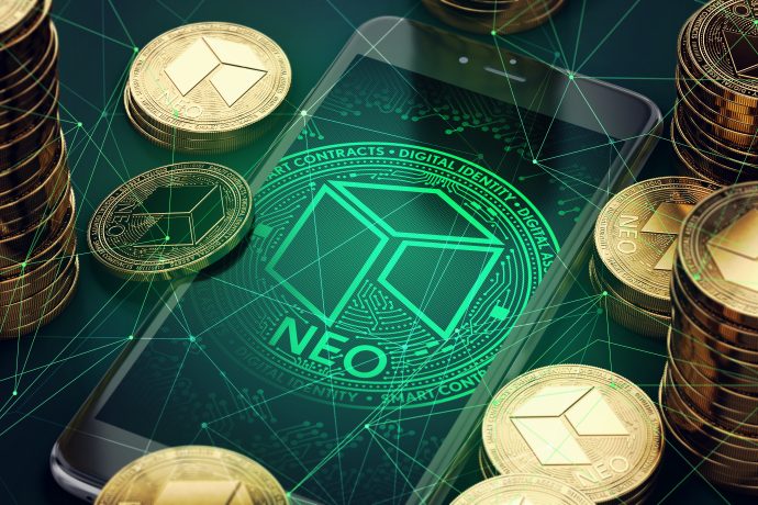 Das Logo der NEO Blockchain auf einem Smartphone Bildschirm. Drumherum liegen NEO-Münzen.