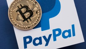 Bitcoin-Münze auf PayPal-Logo