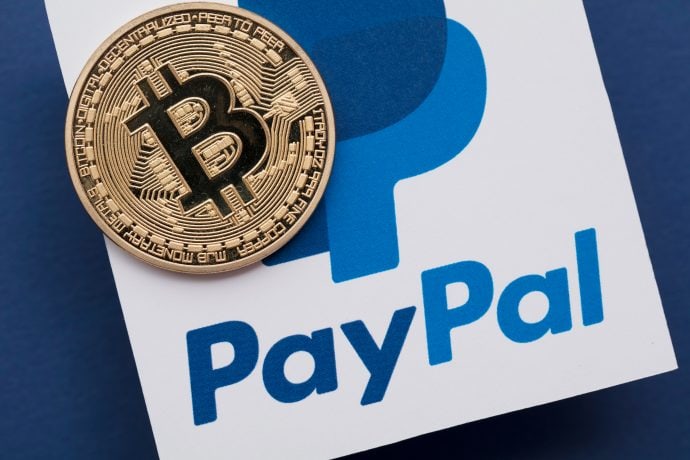 Bitcoin-Münze auf PayPal-Logo