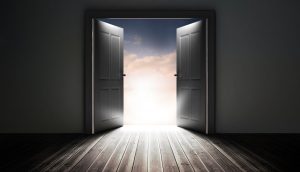 Eine Tür öffnet sich, dahinter ist gleißendes Licht.