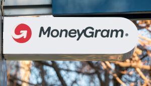 Das Logo von MoneyGram ist auf einem Schild zu sehen, welches an der Außenfassade eines Gebäudes angebracht ist.