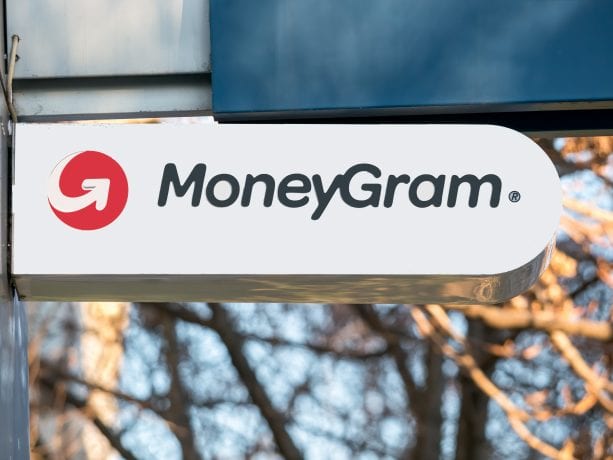 Das Logo von MoneyGram ist auf einem Schild zu sehen, welches an der Außenfassade eines Gebäudes angebracht ist.