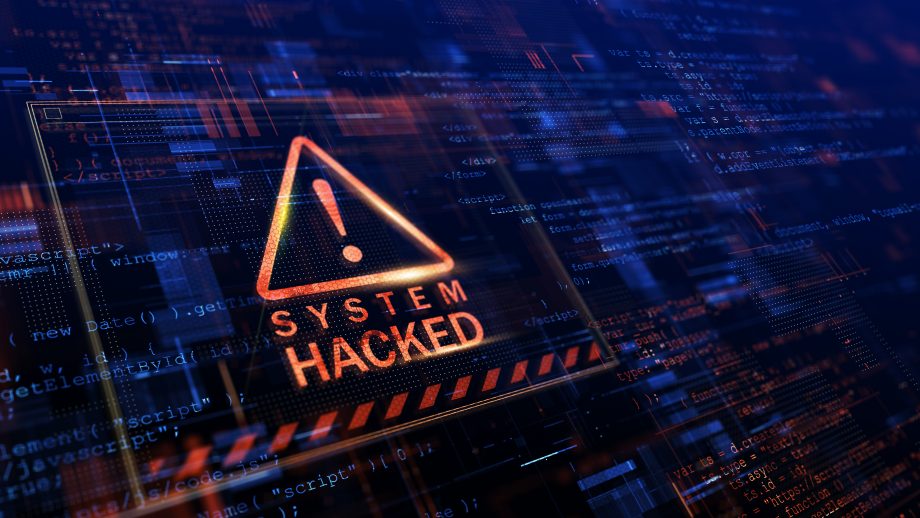 Auf einem Bildschirm erscheint eine Warnung, dass das System gehackt worden ist.