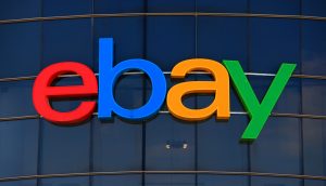 Auf einer gläsernen Fassade prangt das eBay-Logo.