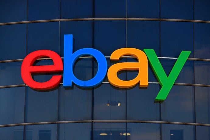 Auf einer gläsernen Fassade prangt das eBay-Logo.