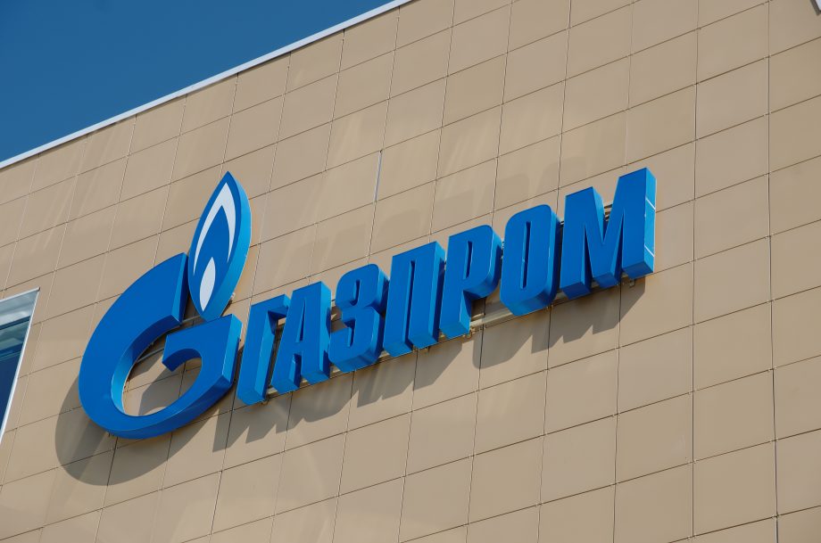 Erdgaskonzern Gazprom verpackt Pressemitteilung als NFT Das Logo von Gazprom in kyrillischer Schrift auf einem braunen Hintergrund.