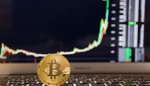 Bitcoin-Münze, im Hintergrund ein parabolischer Kurs-Chart